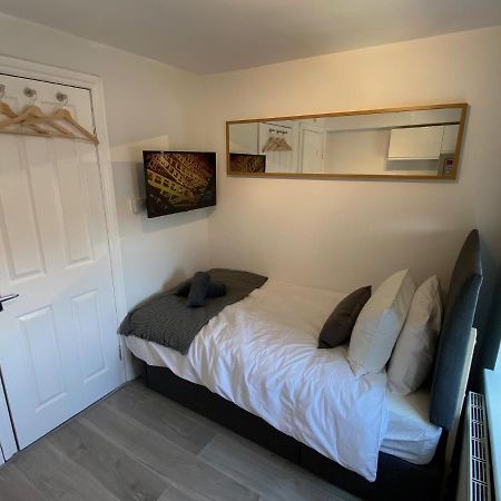 London Studios Very Close To Central Line Underground Shepherds Bush And Westfield Newly Refurbished Extérieur photo